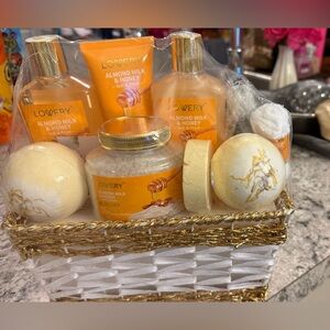 Lovery Almond Milk & Honey 8 Piece Gift Bath Set -In Packaging Still - Great Set